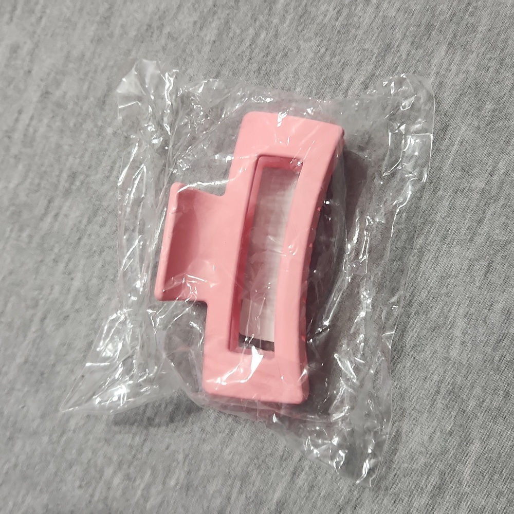 🔴 🆓️ FREE* Pastel Pink Matte Mini Hair Claw Clip 🔴